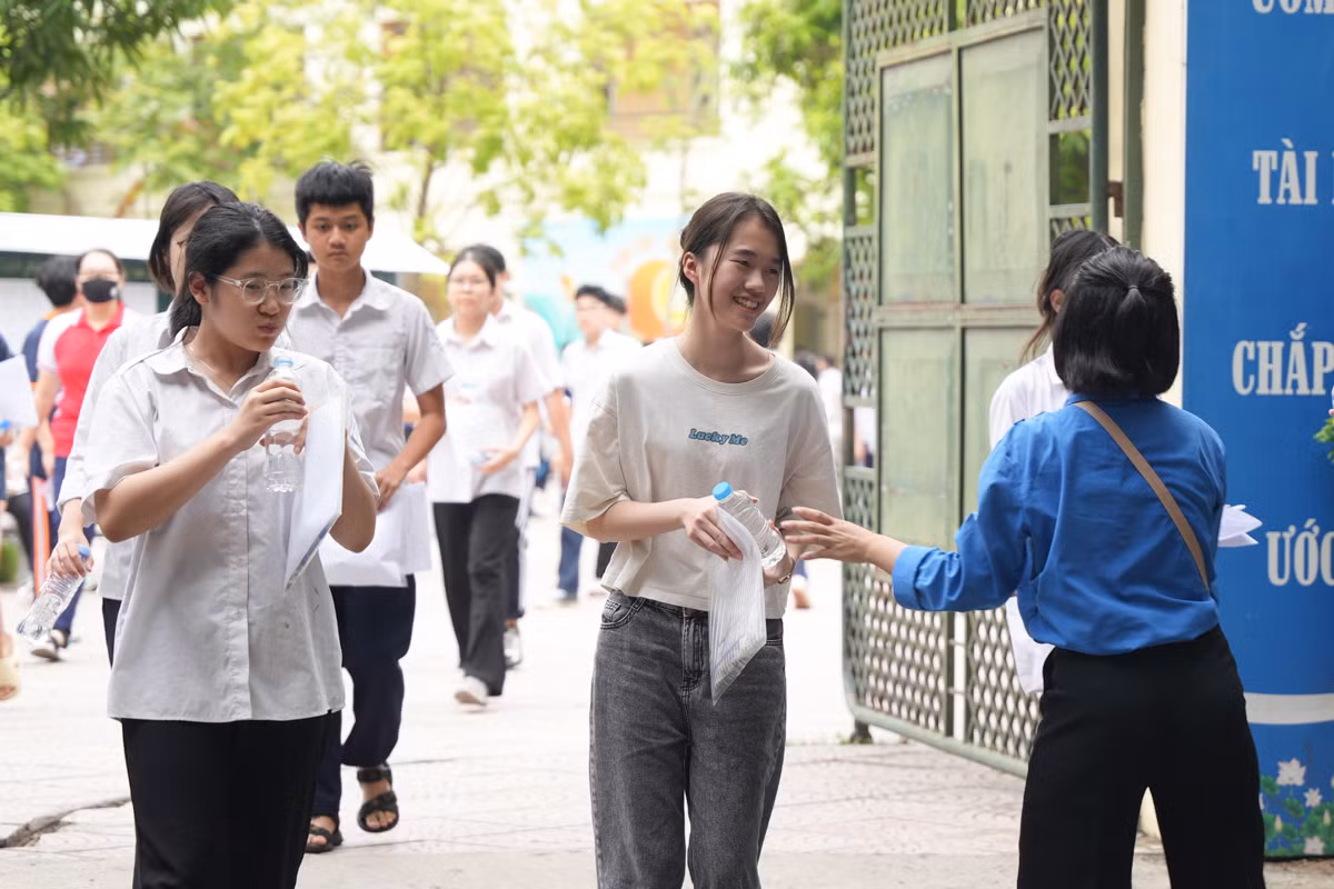 Tại điểm trường THPT Cầu Giấy, ngay khi bước ra cổng trường, nhiều thí sinh không giấu nổi cảm xúc vui mừng vì đề phù hợp với năng lực.