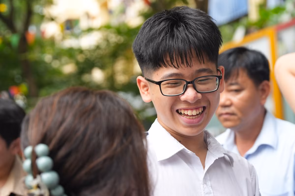 Vui vẻ với người thân khi ra khỏi điểm thi.