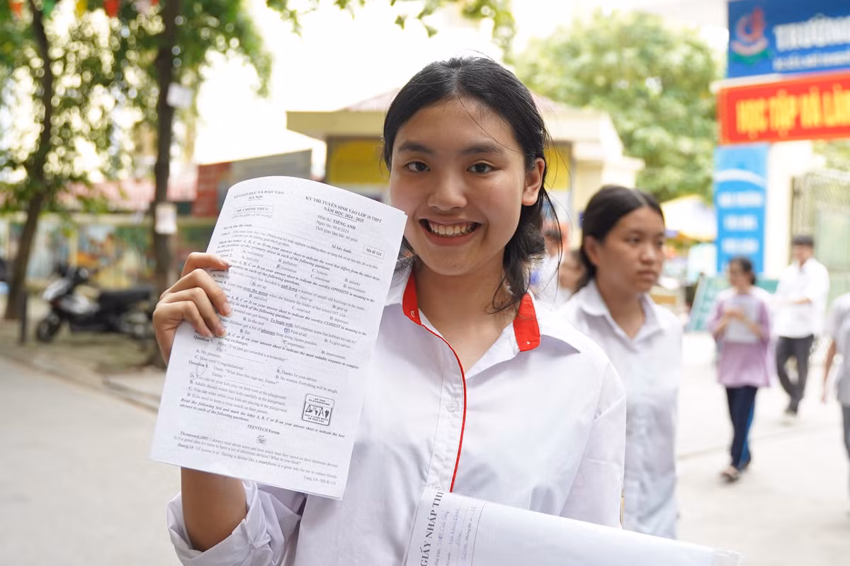 Em Kiều Minh Khuê (THCS Nguyễn Bỉnh Khiêm) là thí sinh đầu tiên bước ra tại điểm thi THPT Cầu Giấy. "Em thấy đề không quá khó, tiếng Anh cũng là môn thế mạnh của em nên em tự tin mình sẽ đạt điểm cao.