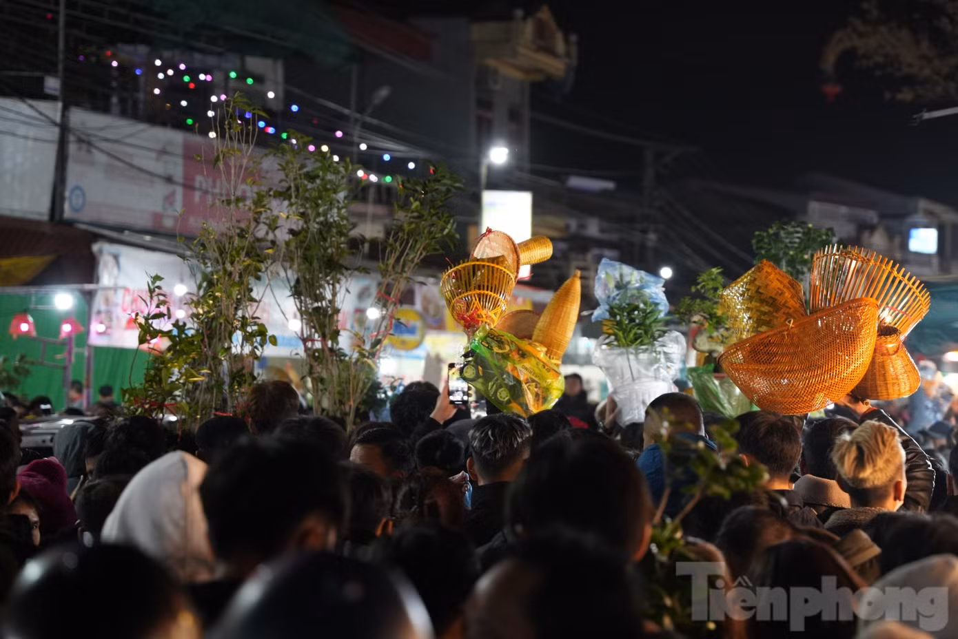 Đa phần người đi chợ Viềng đều không đặt nặng lời lãi mà chỉ mong “mua may, bán rủi” để cho năm mới được thuận lợi, bình an.
