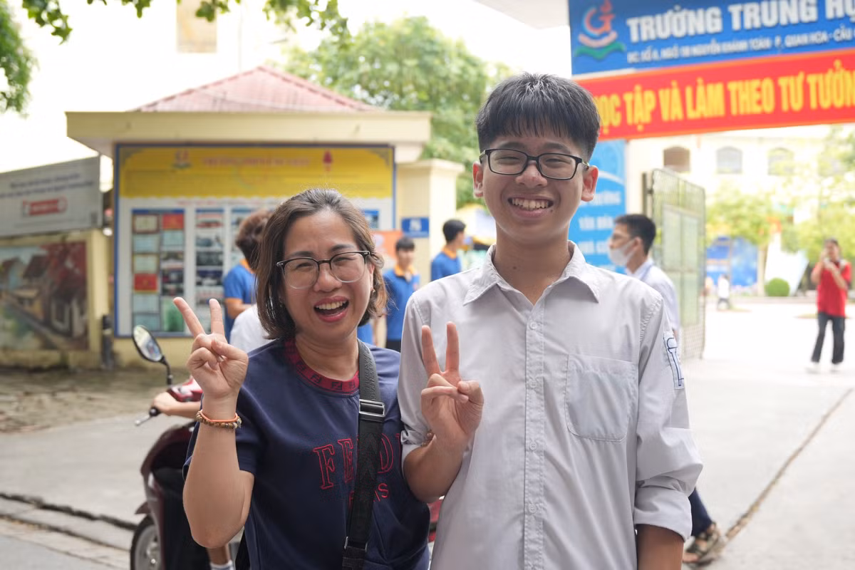 Thí sinh Trần Đức Anh vừa ra cổng trường đã tìm mẹ và khoe "con được 10 điểm". Đức Anh cho biết: "Ngày hôm nay 2 môn thi em đều làm tốt, em sẽ cố gắng ngày mai nữa để có thể đạt được nguyện vọng của mình".