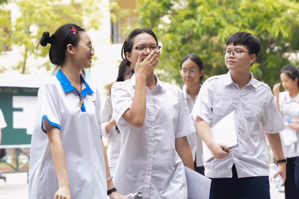 Các thí sinh ra về với tâm lý thoải mái.