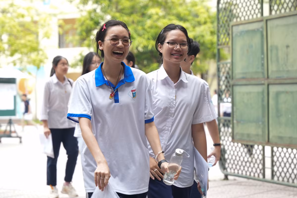 Các thí sinh ra về với tâm lý thoải mái.