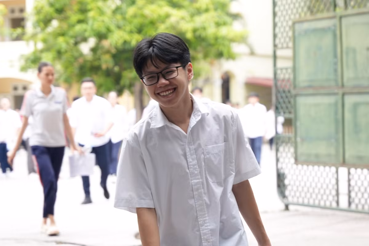 Vui vẻ với người thân khi ra khỏi điểm thi.