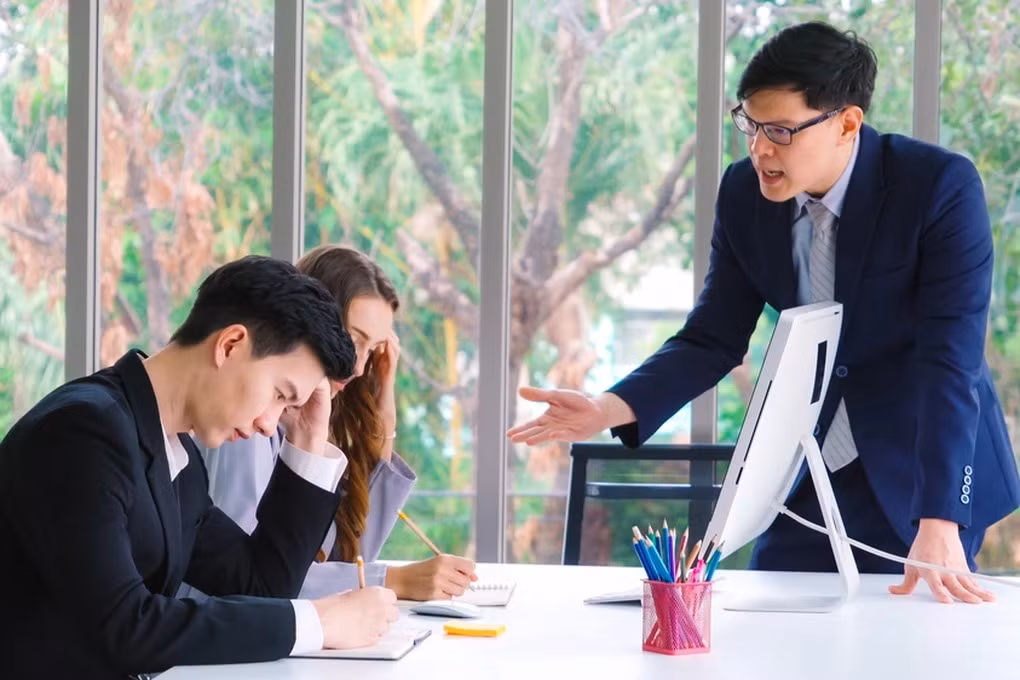 Mệt mỏi vì phải "ôm" nhiều việc không liên quan đến chuyên môn, nhân sự trẻ còn bị sếp mắng khi không hoàn thành nhiệm vụ đúng tiến độ (Ảnh minh họa: Pixel).