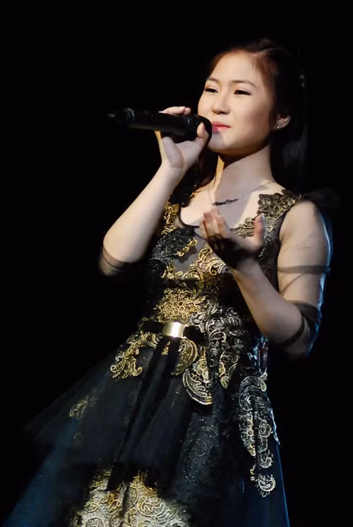 ... và đầm ren đen diêm dúa