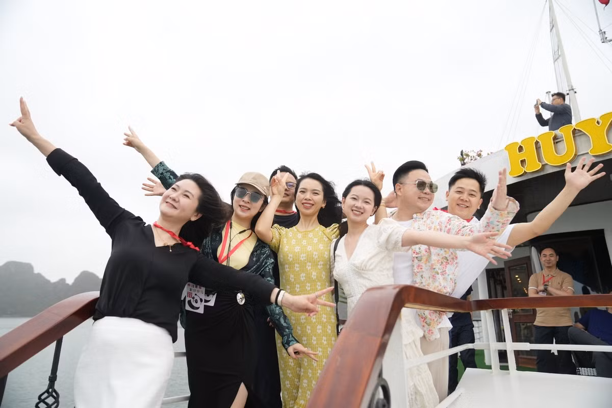 Các đại biểu hào hứng check-in trên Vịnh Hạ Long.