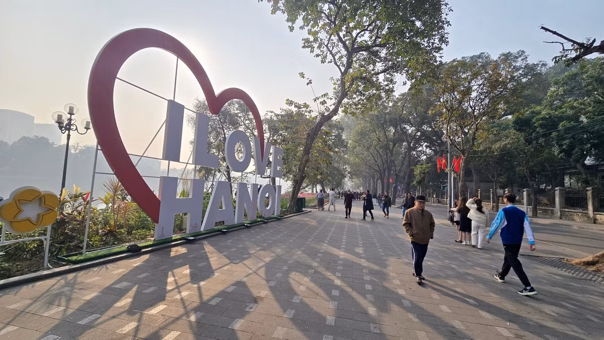 Buổi sáng đầu năm mới ấm áp trong ánh nắng vàng rực rỡ. Hình ảnh "tôi yêu Hà Nội" được lắp đặt bên Hồ Hoàn Kiếm.