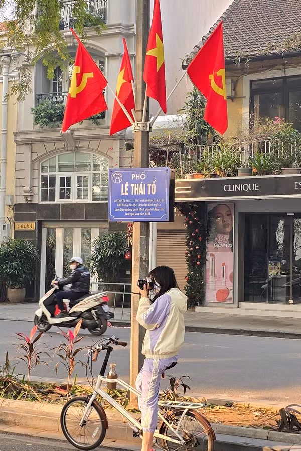 Nhiều bạn trẻ tranh thủ ngày nghỉ đầu năm mới đi sáng tác những khuôn hình của thời khắc đầu năm mới.