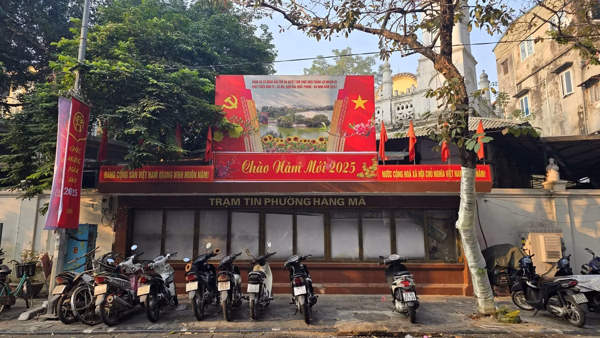 Tết Dương lịch và Tết Nguyên đán Ất Tỵ đang đến gần, các tuyến phố tại Thủ đô được trang trí cờ hoa, khẩu hiệu để chào đón năm mới và những ngày lễ lớn của đất nước trong năm 2025.