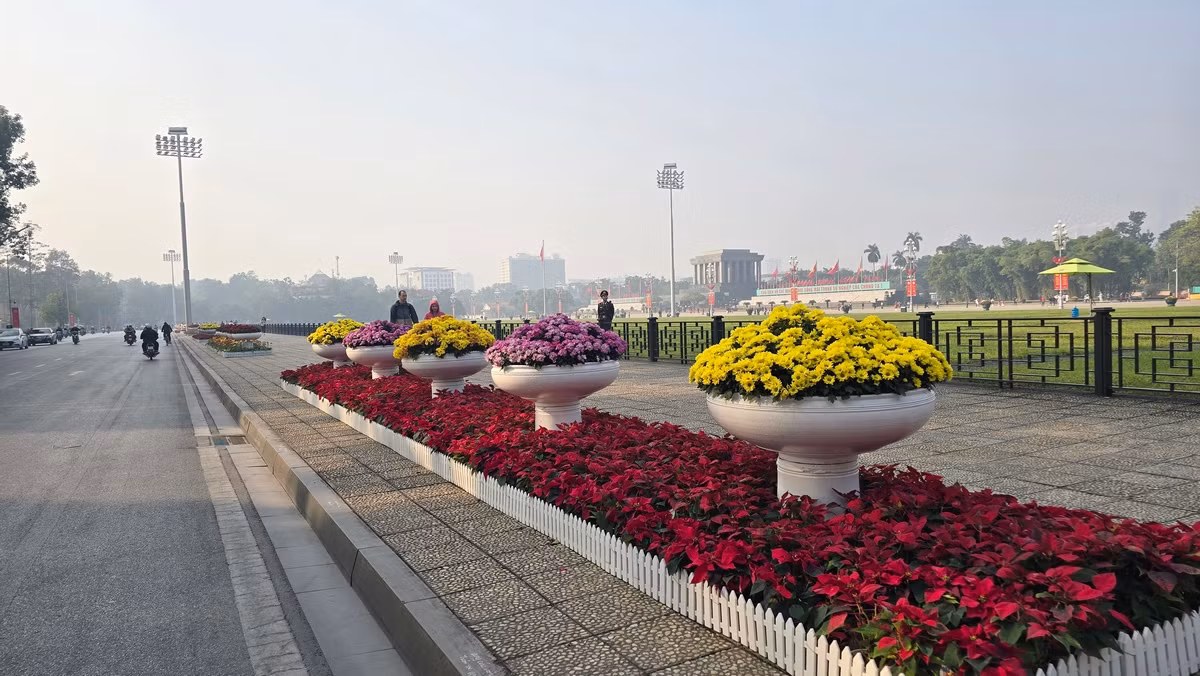 Đường phố chính của thành phố như Hồ Hoàn Kiếm, Quảng trường Ba Đình, và các địa điểm lịch sử như Lăng Chủ tịch Hồ Chí Minh đã được trang hoàng đẹp mắt với cờ hoa, đèn LED và hoa tươi.