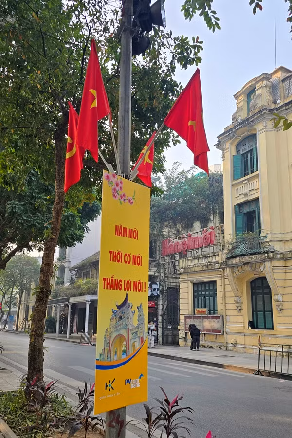 Nhiều bạn trẻ tranh thủ ngày nghỉ đầu năm mới đi sáng tác những khuôn hình của thời khắc đầu năm mới.
