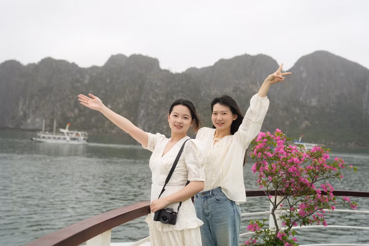 Đến với Vịnh Hạ Long dịp này, bạn Trần Tửu Lượng (bên phải ảnh) - học viên tại Đại học Hồ Nam, Trung Quốc bày tỏ sự choáng ngợp trước vẻ đẹp hùng vĩ của di sản thiên nhiên thế giới. Tửu Lượng cho biết, cô từng là sinh viên chuyên ngành tiếng Việt, và hiện tại đang là học viên Thạc sĩ ngành Truyền thông. Vì vậy, cô bạn rất quan tâm và muốn tìm hiểu về văn hóa và danh lam thắng cảnh của Việt Nam. “Vịnh Hạ Long thật đẹp và hùng vĩ, không khí rất trong lành. Nơi đây cho tôi cảm giác được hòa mình với thiên nhiên”, bạn Trần Tửu Lượng cảm nhận.