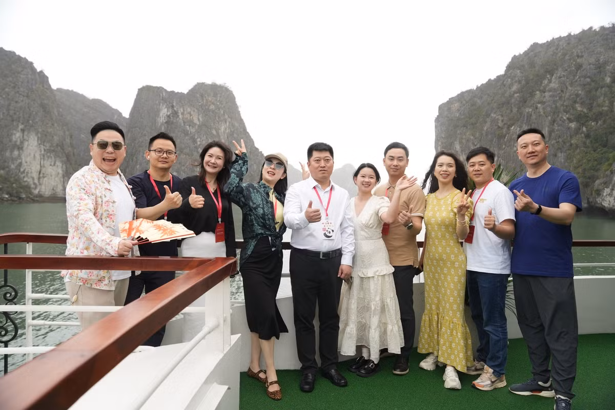 Các đại biểu hào hứng check-in trên Vịnh Hạ Long.