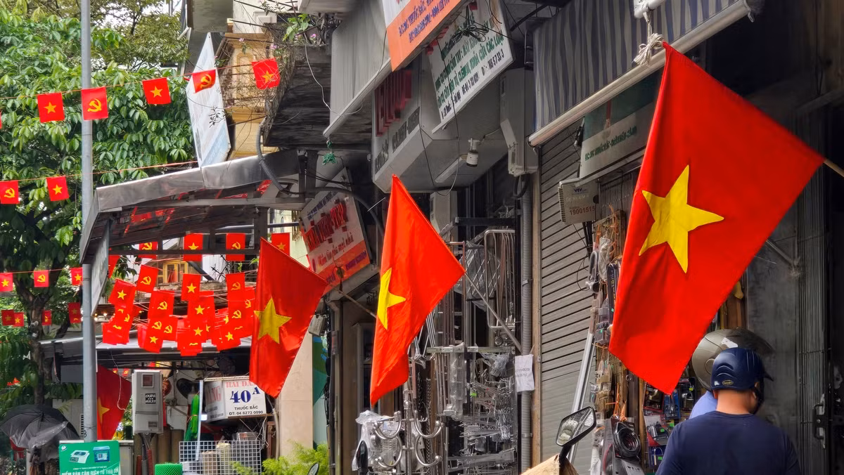 Cờ đỏ sao vàng rợp bóng trên một con phố Hà Nội chào mừng 50 năm Ngày Giải phóng miền Nam, thống nhất đất nước.