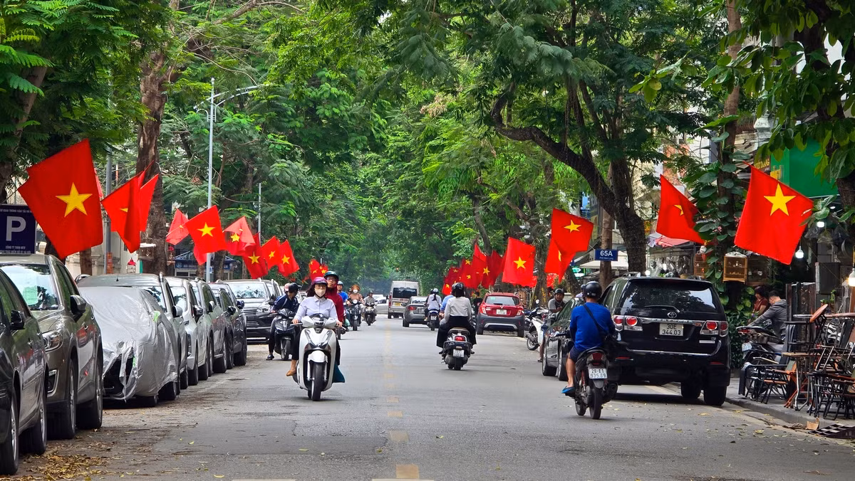 Tuyến phố Hàm Long rực sáng bởi hai hàng cờ đỏ sao vàng.