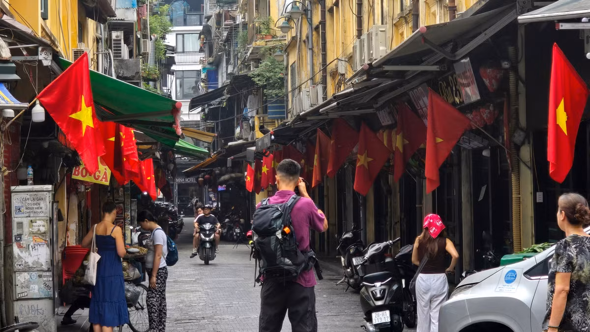 Một khách du lịch người nước ngoài cũng thích thú ghi lại không gian tràn ngập bóng cờ ở Hà Nội.