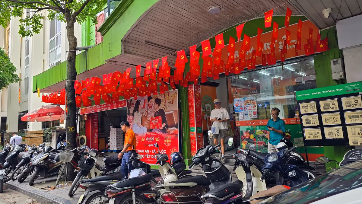 Nhiều nhà hàng, quán cà phê trang trí cờ hoa rực rỡ chào mừng Đại lễ 30/4.