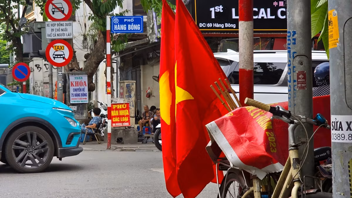 Phố bán cờ Hàng Bông những ngày này như khoác một tấm áo rực rỡ của màu cờ đỏ thắm.