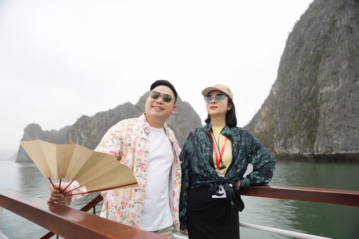 Các đại biểu hào hứng check-in trên Vịnh Hạ Long.