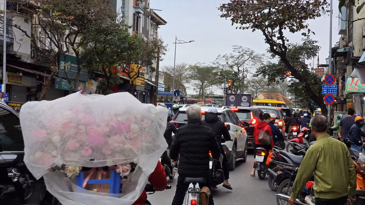 Hiện ngoài phương tiện đường sắt, cầu Long Biên chỉ cho phép xe máy, xe đạp lưu thông.