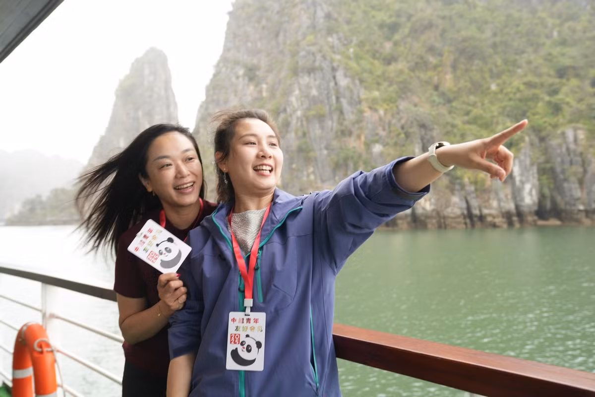 Từ trên cao nhìn xuống, Vịnh Hạ Long như một bức tranh thủy mặc khổng lồ, sống động với hàng ngàn đảo đá. Các đại biểu thanh niên Trung Quốc không khỏi ngỡ ngàng với trải nghiệm mới lạ, hấp dẫn, được hòa mình cùng di sản, kỳ quan thiên nhiên thế giới Vịnh Hạ Long (Quảng Ninh).