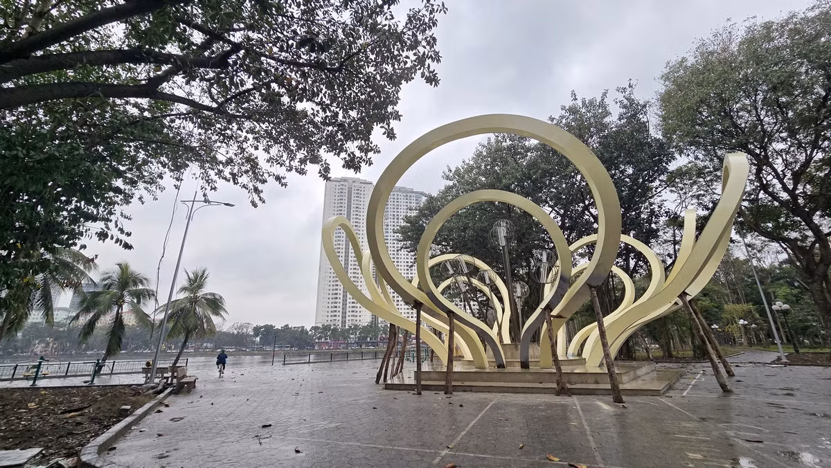 Công viên Bắc Linh Đàm (quận Hoàng Mai, Hà Nội) từng là biểu tượng của không gian xanh giữa lòng Thủ đô, nơi người dân tìm đến để thư giãn, vui chơi và tận hưởng không khí trong lành.