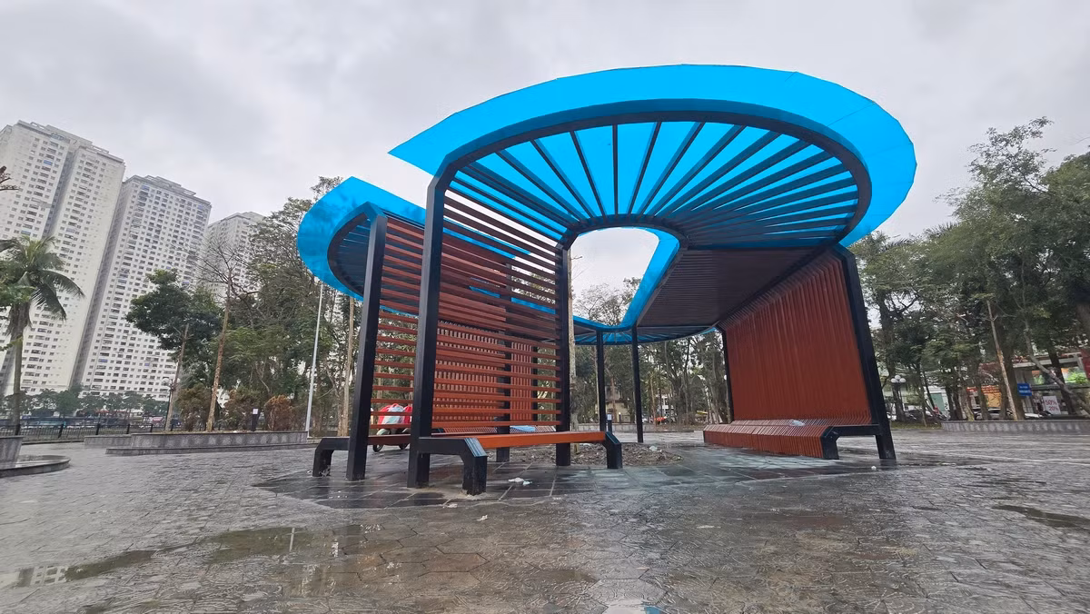 Ngoài ra, hệ thống đèn chiếu sáng cũng được nâng cấp toàn diện, công trình sử dụng đèn năng lượng mặt trời hiện đại, phân bố đều khắp công viên, đảm bảo ánh sáng vào ban đêm mà vẫn tiết kiệm năng lượng.