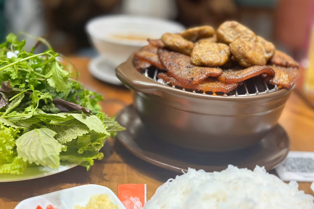 Quán phục vụ bún chả và bún riêu.