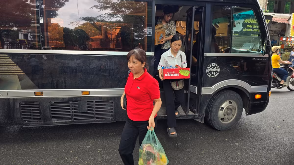 Rất đông phụ huynh và học sinh tại Hà Nội và ở các tỉnh lân cận đã đổ về Văn Miếu từ sáng sớm để tham quan và làm lễ.
