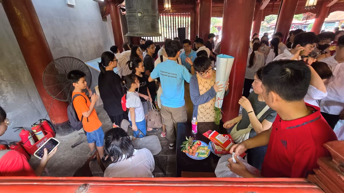 Dù mỗi người có một lựa chọn khác nhau sau khi tốt nghiệp cấp 3, việc đặt chân vào cổng trường đại học vẫn là một sự kiện hệ trọng, đồng thời cũng là ước mơ lớn của những cô cậu học trò ở tuổi 18.