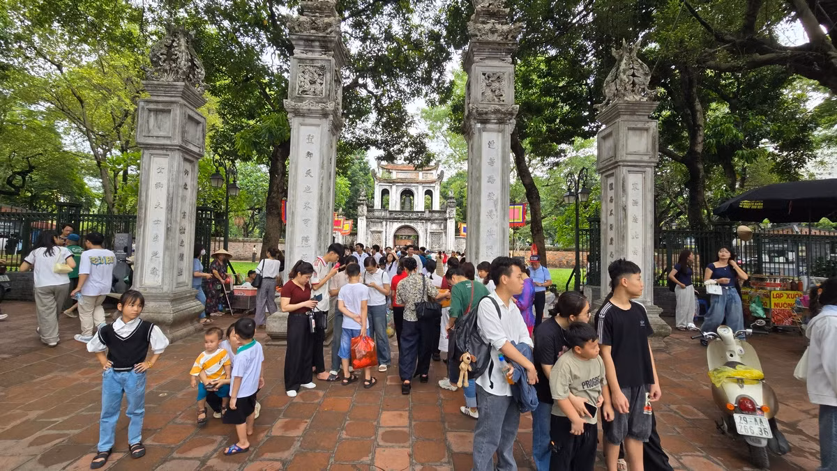 Kỳ thi tốt nghiệp THPT năm 2025 sẽ diễn ra trong hai ngày 26 và 27/6. Năm nay, số lượng thí sinh đăng ký dự thi tại Hà Nội tăng gần 16.000 em so với năm 2024, đặt ra áp lực lớn cho công tác chuẩn bị và tổ chức kỳ thi.