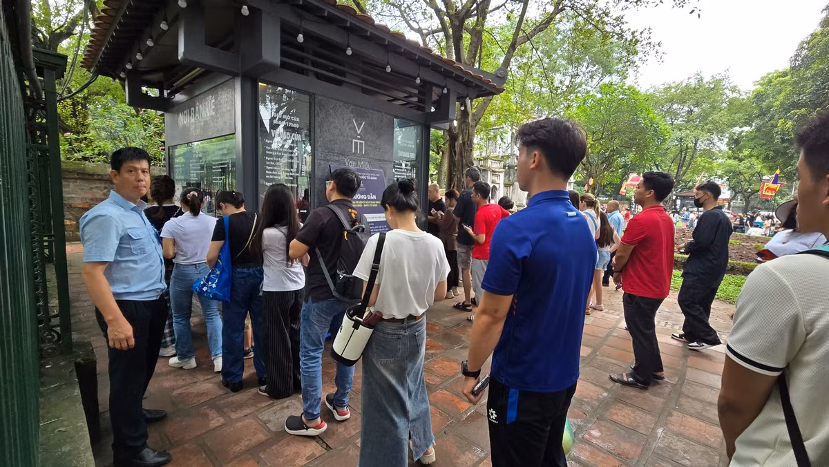 Quầy bán vé có những thời điểm chật kín người xếp hàng.