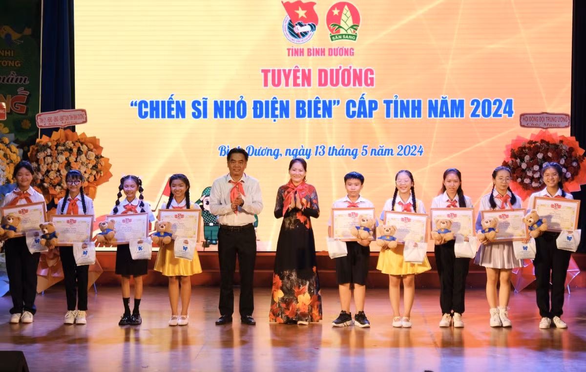 Phó Chủ tịch UBND tỉnh Bình Dương Nguyễn Lộc Hà và Giám đốc Sở GD&amp;ĐT tỉnh Bình Dương Nguyễn Thị Nhật Hằng tuyên dương "Chiến sĩ nhỏ Điện Biên".