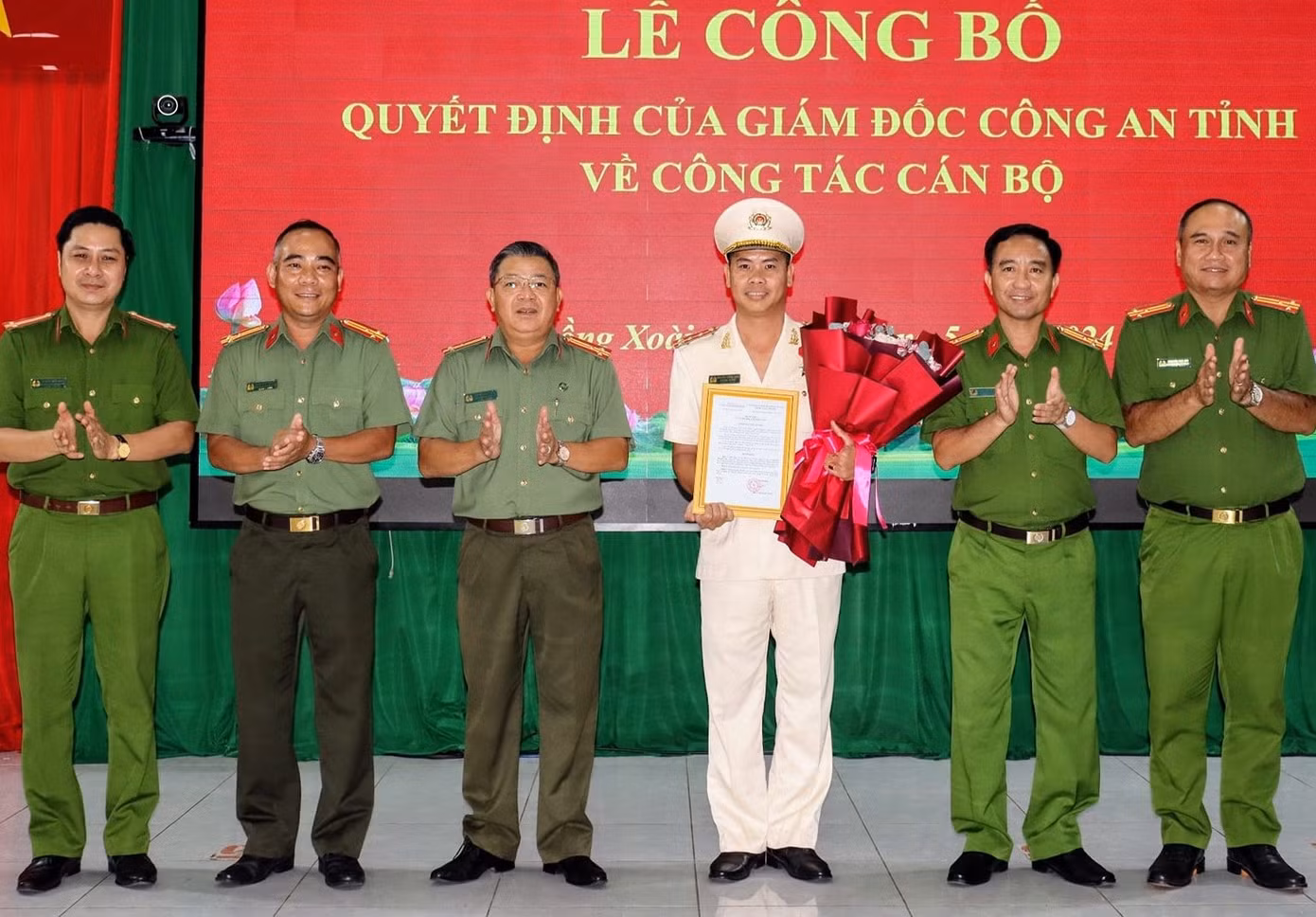 Đại úy Nguyễn Thành Luân (áo trắng) nhận quyết định bổ nhiệm