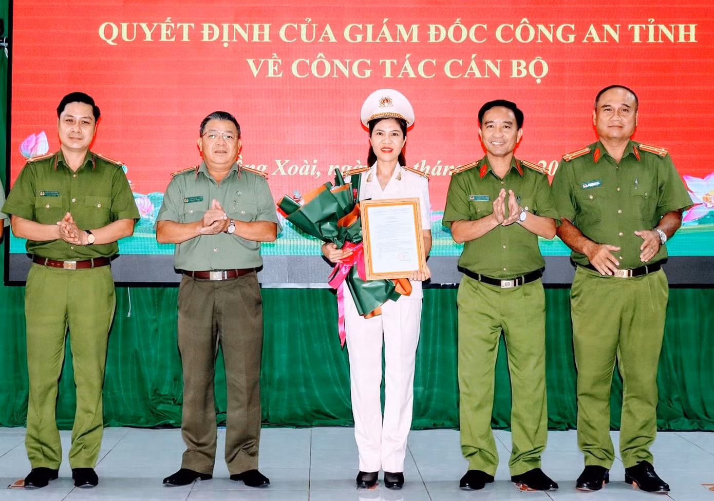 Trung tá Trần Thị Lệ Xuân (áo trắng) nhận quyết định bổ nhiệm