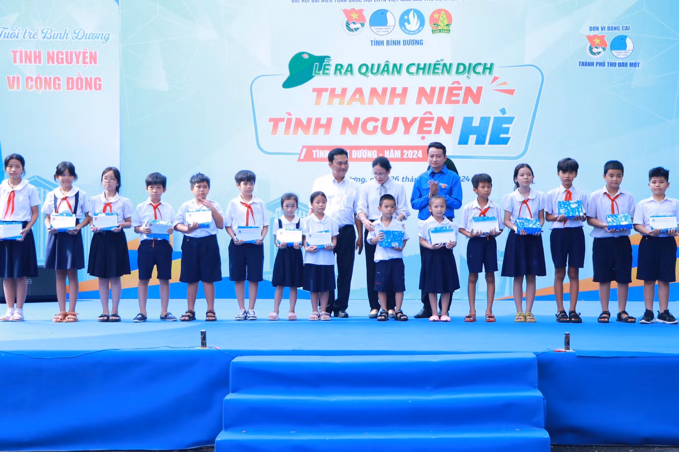 Trao học bổng cho các em học sinh có hoàn cảnh khó khăn, nỗ lực học giỏi