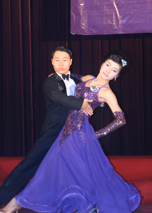 Nhẹ nhàng bước nhảy khiêu vũ