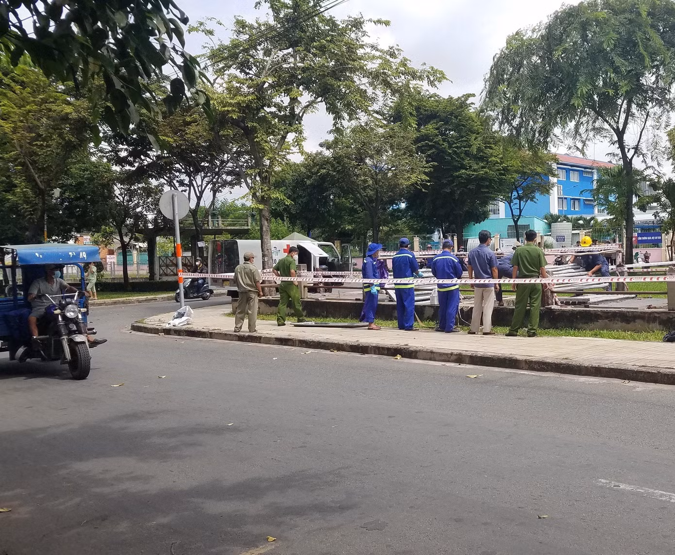Cơ quan chức năng tiến hành phong tỏa, khám nghiệm hiện trường vụ việc.