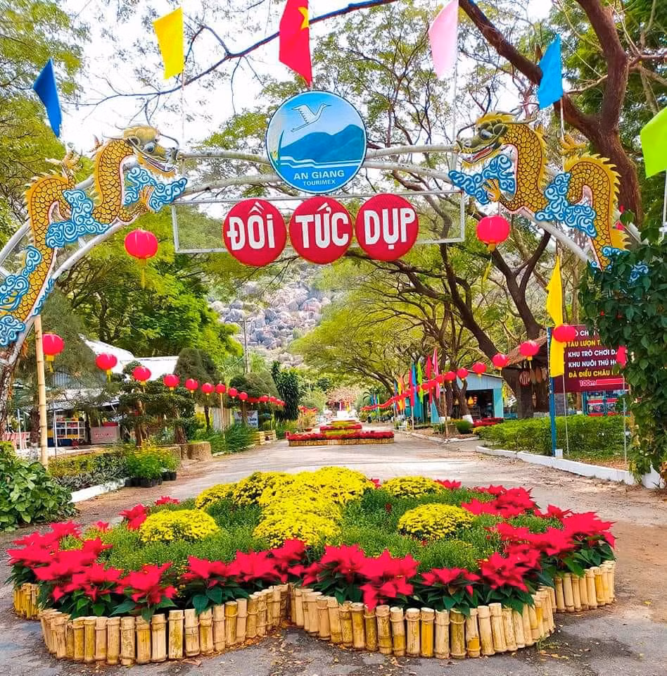 Tức Dụp thay áo mới chào xuân