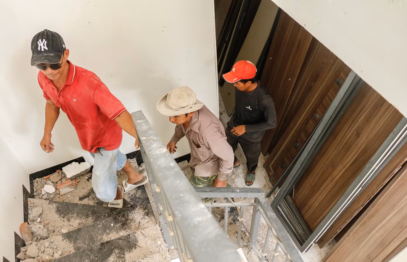 Khi chính quyền thực hiện việc cưỡng chế, một số chủ đầu tư khi chủ động thuê công nhân tháo dỡ để không làm hư hại phần tài sản bên trong. "Chúng tôi mong muốn giữ lại những nội thất như cửa, bàn ghế, công trình phụ để tận dụng sau này", ông Cao Văn Trung (ở TP Hà Nội, chủ đầu tư công trình ở lô B23) cho biết.