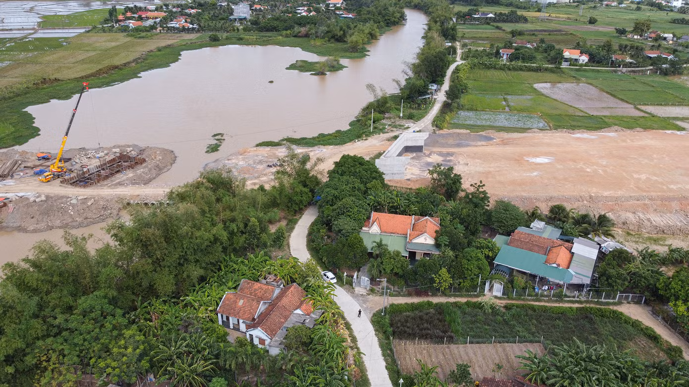 Theo UBND tỉnh Khánh Hòa, để thực hiện dự án cao tốc Nha Trang - Vân Phong, địa phương phải thu hồi 616,16 ha với số hộ dân bị ảnh hưởng 2.778 hộ và số hộ phải tái định cư là 203 hộ.