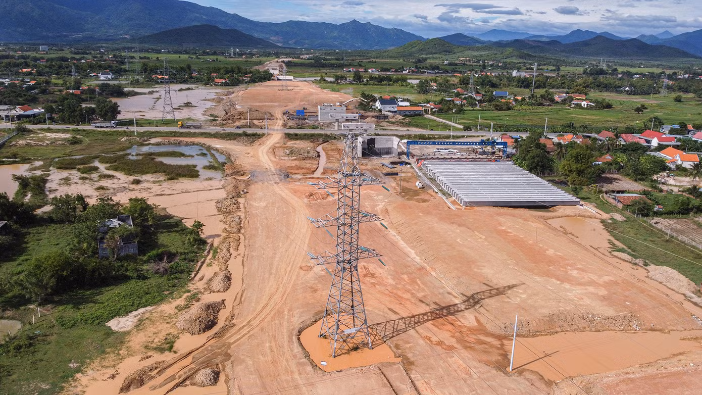 Tại thị xã Ninh Hòa chưa bàn giao mặt bằng 2 đoạn với tổng chiều dài 0,65 km; chưa di dời 4 công trình hạ tầng kỹ thuật, trong đó 2 đường điện trung, hạ thế và 2 đường cáp quang.