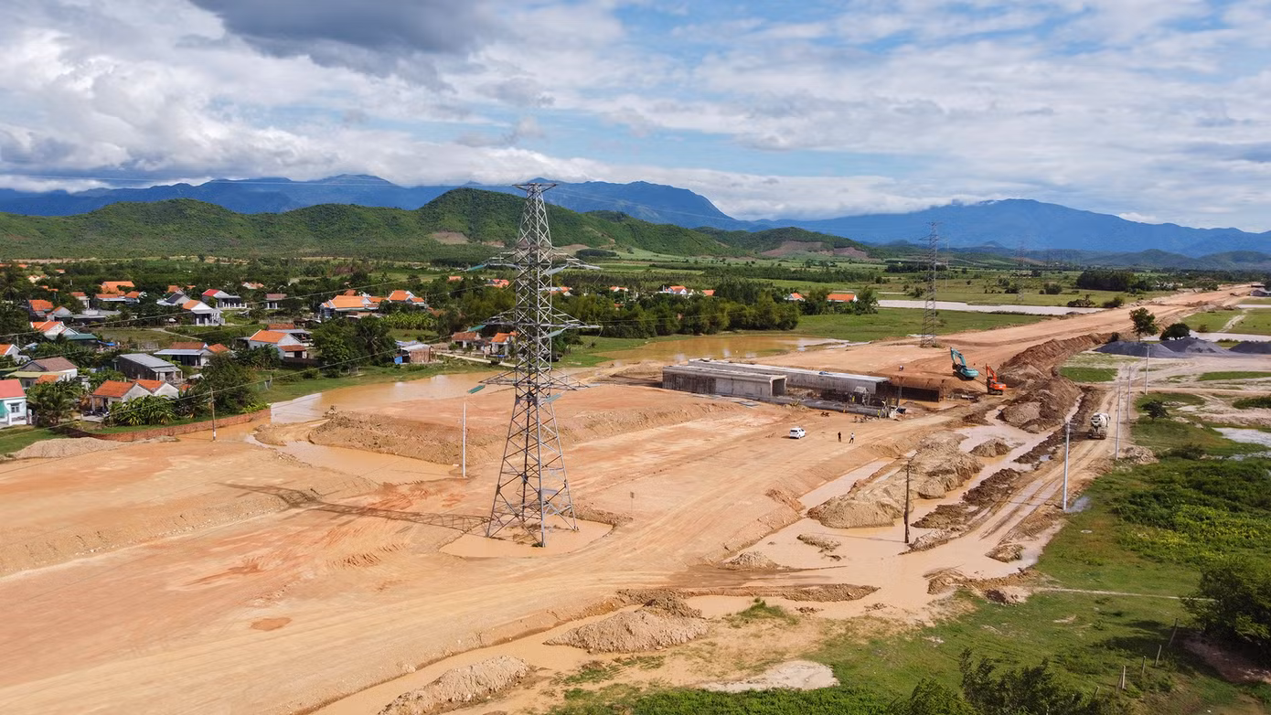 Một trong những khó khăn lớn nhất ở dự án cao tốc Vân Phong - Nha Trang là việc di dời công trình hạ tầng kỹ thuật như: đường điện, đường nước, cáp quang... Trong đó, một số đường điện 220kV, 110kV chưa thể di dời vì vướng quy định. Trong ảnh, đường điện 220kV nằm ngay trong hành lang thi công cao tốc, nhưng chưa được di dời.