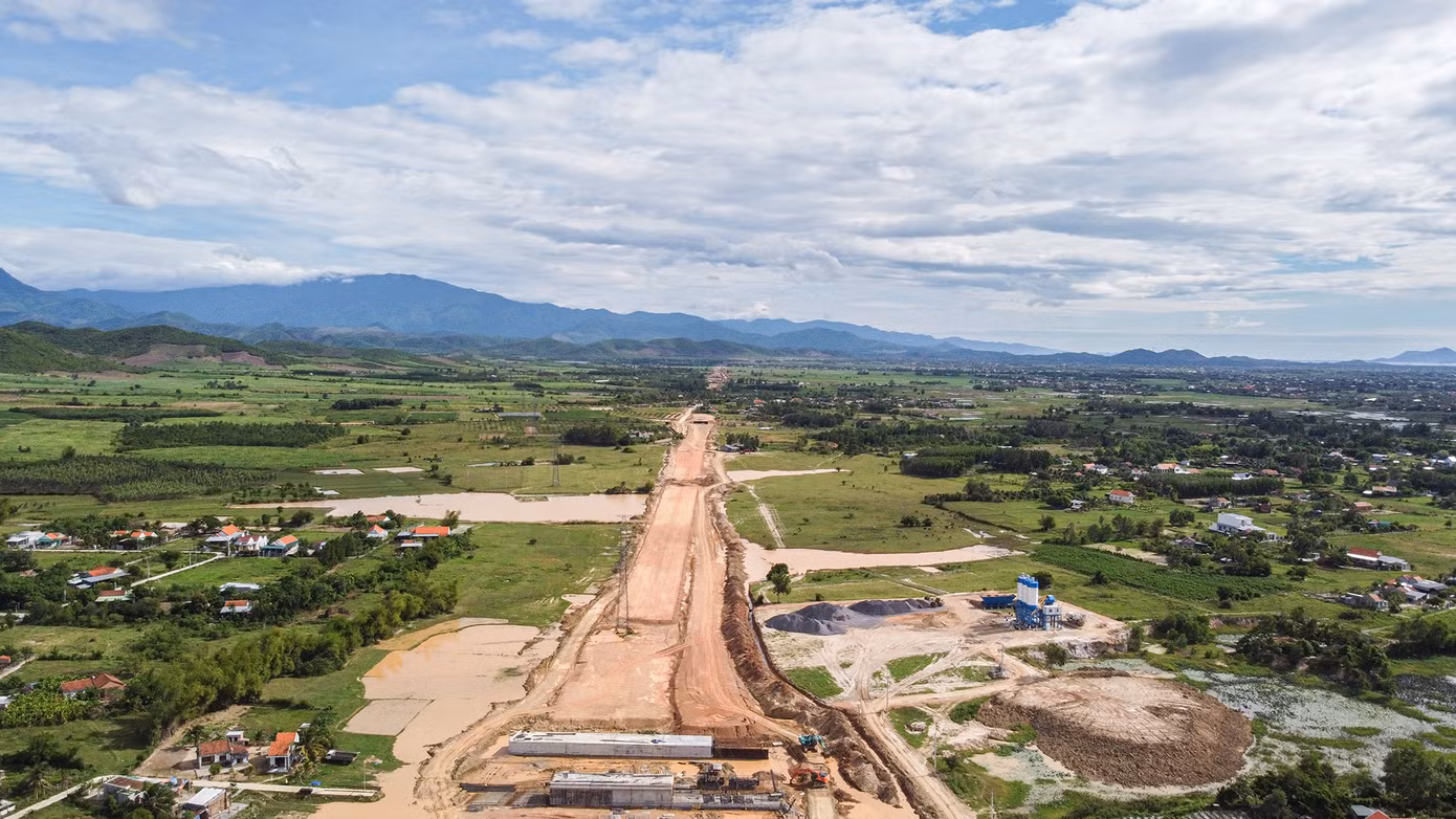 Cao tốc Vân Phong - Nha Trang thuộc Dự án đường bộ cao tốc Bắc - Nam phía Đông giai đoạn 2021-2025 dài 83,35 km, có tổng mức đầu tư gần 12.000 tỷ đồng đi qua các huyện Diên Khánh, Khánh Vĩnh, Vạn Ninh và thị xã Ninh Hòa, tỉnh Khánh Hòa.