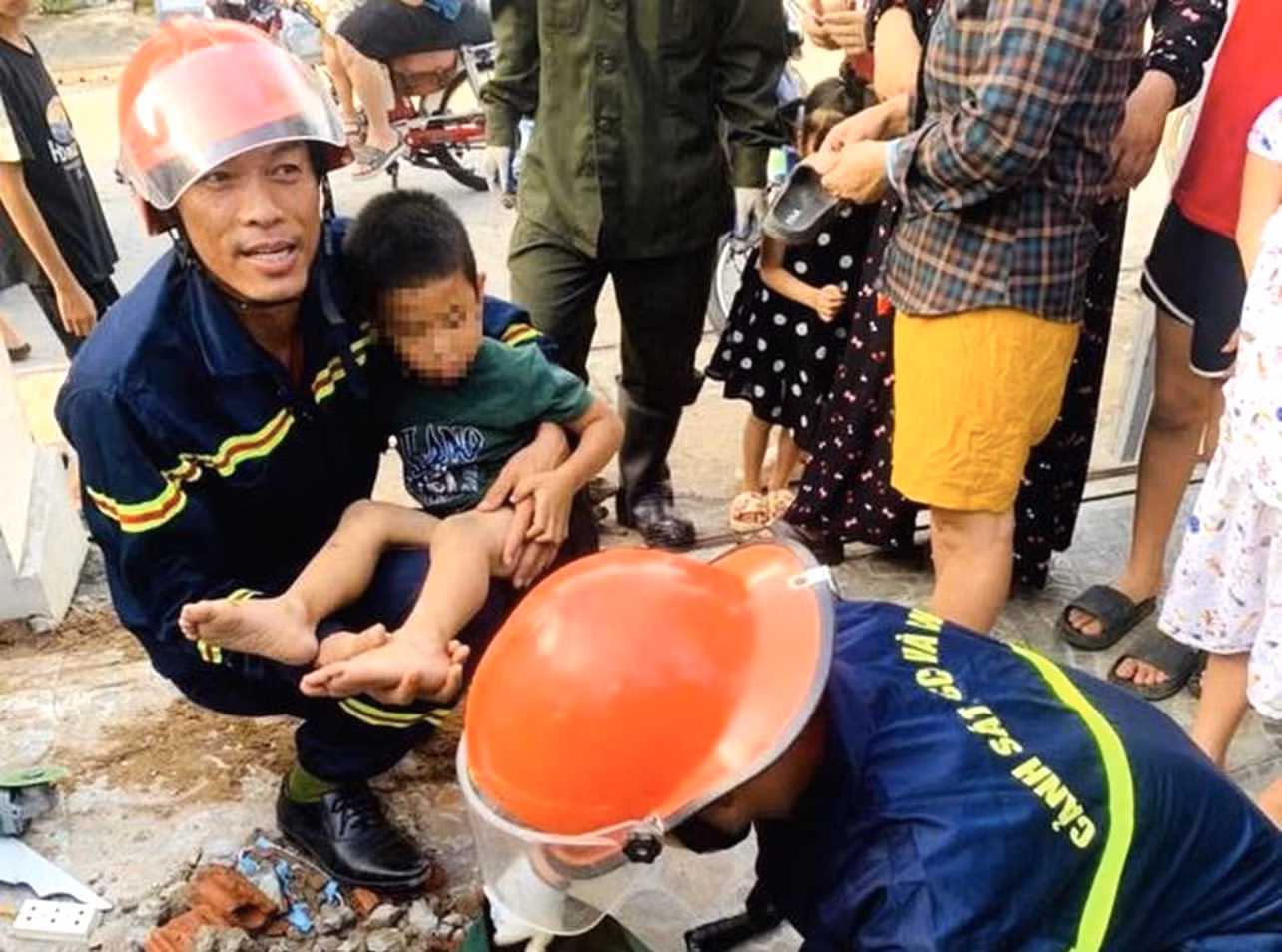 Cháu bé được giải cứu thành công