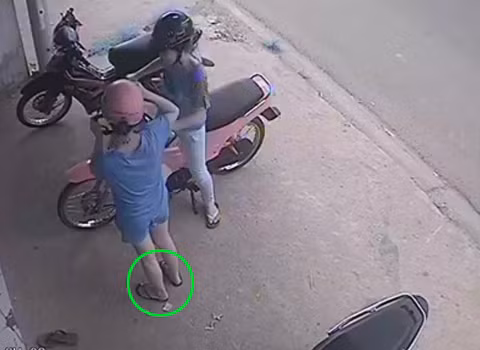 Khi vào cô gái đi dép tông. Khi vào cô gái đi dép tông