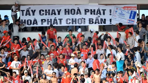 Khán giả Hải Phòng treo băngrôn phản ứng đội Hòa Phát tăng giá vé vô tội vạ
