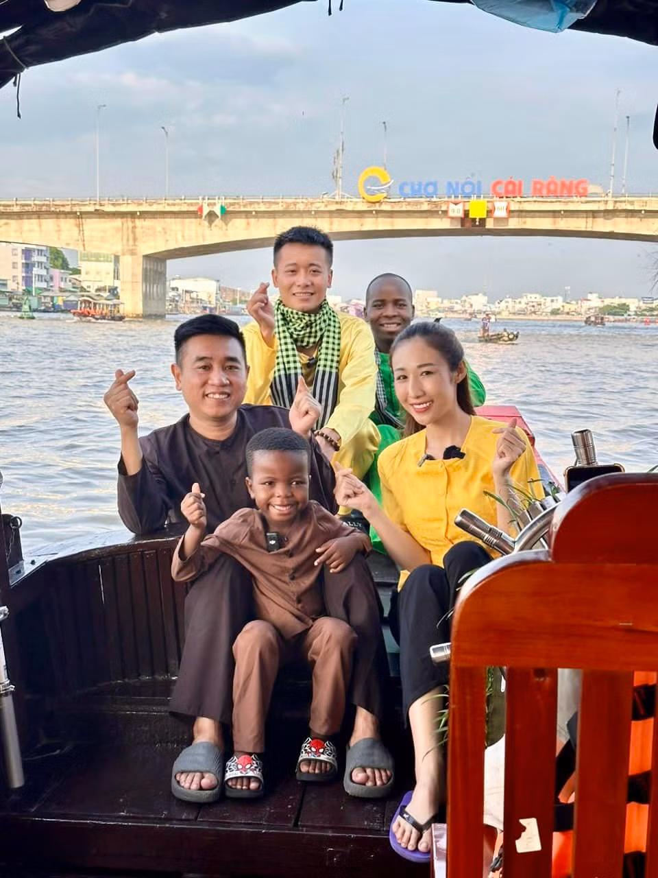 Lôi Con mặc trang phục bà ba check-in trên chợ nổi Cái Răng. Ảnh: Quang Linh Vlogs