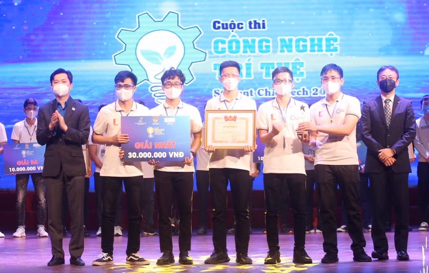 Bí thư T.Ư Đoàn Nguyễn Minh Triết (ngoài cùng bên trái) trao giải nhất cho đội The Cim Light, thuộc ĐH Bách khoa Hà Nội